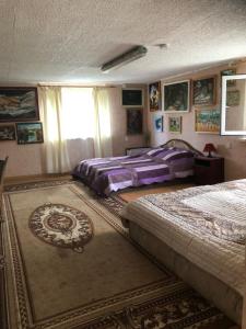 מיטה או מיטות בחדר ב-Piekalne