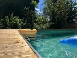 Бассейн в The Dordogne Huts with Private Pool and Jacuzzi или поблизости
