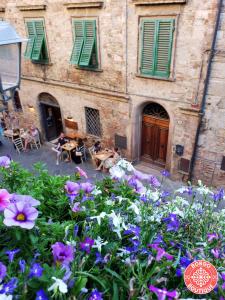 un jardin fleuri devant un bâtiment dans l'établissement Borgo Boutique Casa Raffaella 1, à Suvereto