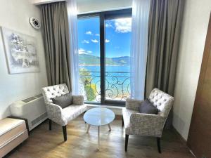Beachfront villa Pearl of Adria的休息区