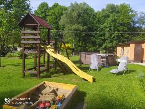 Zona de juegos infantil en Ubytování Pod statkem