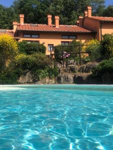 una casa y una piscina frente a una casa en Casa nella campagna di San Gimignano, en Gambassi Terme