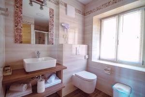 Kúpeľňa v ubytovaní Benjamin Hotel + 30 fotografií