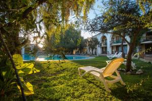 卡薩布蘭卡的住宿－Hotel Casablanca Spa & Wine，几把椅子坐在游泳池边的草地上