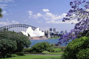 vistas a la ópera Sydney y al puente del puerto en Sunny Studio with Balcony by Sydney Dreams en Sídney