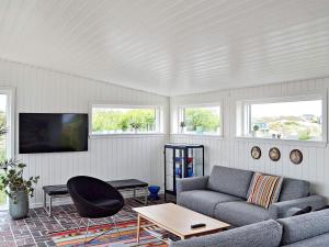 TV a/nebo společenská místnost v ubytování 5 person holiday home in Fanø + 16 fotografií