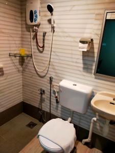 a bathroom with a toilet and a sink at HOTEL SRI IMPIAN in Johor Bahru