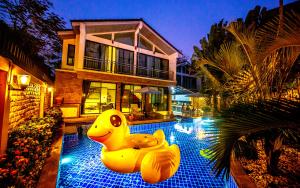 Bazén v ubytování 4poolvillas nebo v jeho okolí