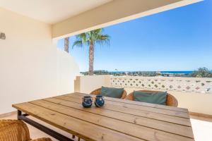 ラゴスにあるCozy & Luxurious Getaway - 3 Decks Oceanview & Pool - Sao Joseの海の景色を望むバルコニー(木製テーブル付)