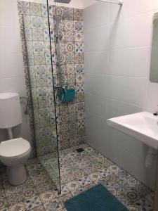 Vannituba majutusasutuses Korall Apartman Fonyód +33 fotot