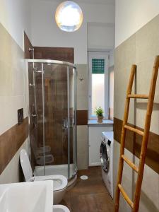 La salle de bains est pourvue d'une douche et d'un lave-linge. dans l'établissement Casa De Curtis Sorrento, à Sorrente