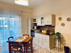 une cuisine avec une table et une salle à manger dans l'établissement Casa De Curtis Sorrento, à Sorrente