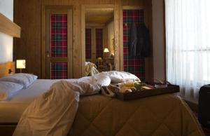 Postel nebo postele na pokoji v ubytování Hotel Vezzena