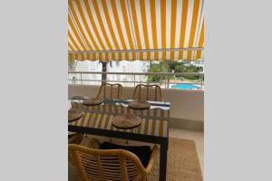 Bazén v ubytovaní Apartamento en Playa Real, en 1ª línea de playa alebo v jeho blízkosti