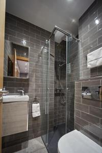 a bathroom with a shower and a toilet and a sink at Soldeu Gall de Bosc Luxury Apartment apt Bon aire in Soldeu