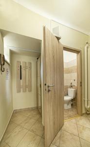 A bathroom at Kőrösi Apartman