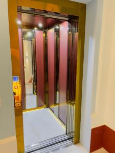a room with a glass door in a room at Coco's Apartment in Meta