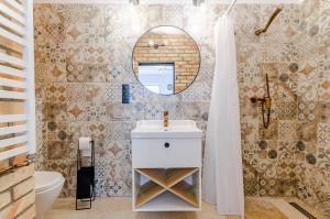 W łazience znajduje się umywalka i lustro. w obiekcie Pokoje LotNik nad jeziorem w mieście Mrągowo