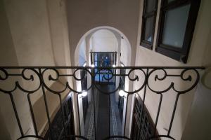 - une vue depuis le balcon d'un bâtiment dans l'établissement ARCADIAN suite&rooms, à Turin