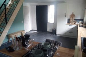 Afbeelding uit fotogalerij van Maison privative, cocooning, zen , avec jacuzzi in Mont-Notre-Dame