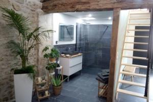 Afbeelding uit fotogalerij van Maison privative, cocooning, zen , avec jacuzzi in Mont-Notre-Dame
