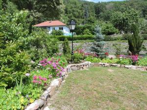Un jardín fuera de Gîte de l'Ancienne Scierie