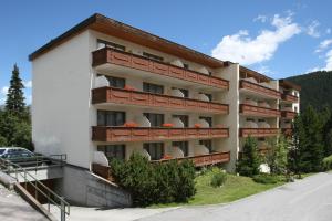 un edificio con balcones en un lateral en Residenz by Meierhof, en Davos