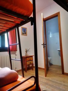 1 dormitorio con litera y baño con aseo en La Rejertilla, en El Burgo