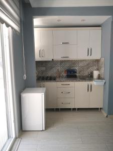 Kuchyň nebo kuchyňský kout v ubytování BLUE-53 PANSİYON VE APART