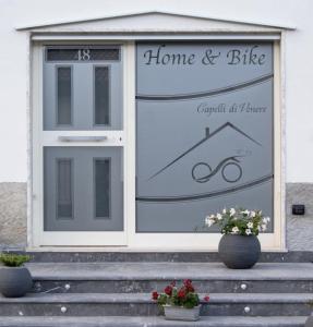 un panneau indiquant la maison et le vélo à l'avant d'une maison dans l'établissement Home & Bike Capelli di Venere, à Casaletto Spartano