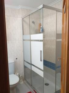 CHALET ADOSADO CON GARAGE Y TERRENO في Uruñuela: حمام مع دش زجاجي مع مرحاض