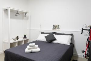 ein Schlafzimmer mit einem Bett mit zwei Handtüchern darauf in der Unterkunft Home & Bike Capelli di Venere in Casaletto Spartano