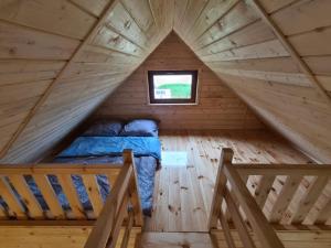 Posteľ alebo postele v izbe v ubytovaní Siedlisko nad jeziorem Skarlińskim 5B, mazury, jezioro, domek, bania