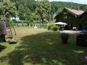 Un jardín fuera de Gîte de l'Ancienne Scierie