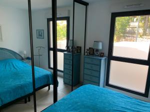 1 Schlafzimmer mit 2 Betten und einem Spiegel in der Unterkunft Diamanti in Saint-Aygulf