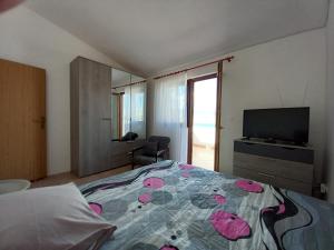 Postel nebo postele na pokoji v ubytování Apartmani Grzelj-Skledar