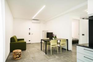 a kitchen and dining room with a table and chairs at Ca' de L'Olif - Holiday Clima Apartments in Dro