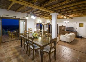 cocina y comedor con mesa y sillas en Gran Casa Con Pisina Privada Gimnasio Y Ping Pong, en Sant Mateu d’Albarca