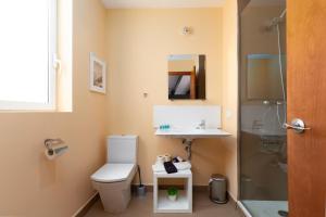 Un baño con inodoro, lavabo y ducha. en Adarve Flats, en Valencia 29 fotos más