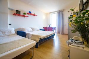 Ліжко або ліжка в номері Residence Mediterraneo