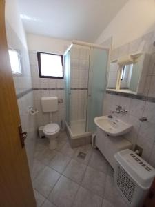 Koupelna v ubytování Apartmani Grzelj-Skledar