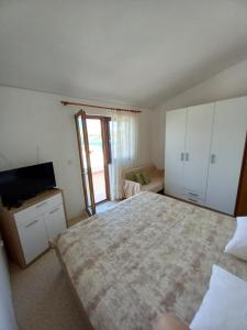 Postel nebo postele na pokoji v ubytování Apartmani Grzelj-Skledar