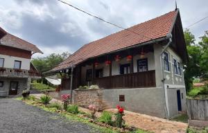 an old house with red decorations on it at Pensiunea Energy in Căpuşu Mic