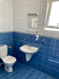 A bathroom at Plovdiv Hotel