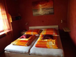 two twin beds in a red room with at Ferienwohnung Ostseenähe in Schönberg