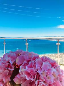 カラマタにあるKalamata Suitesの海の上に座るピンクの花束