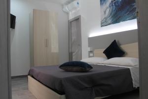 Posteľ alebo postele v izbe v ubytovaní BluMarine Appartaments