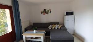 mały salon z kanapą i stołem w obiekcie Kertes nyaralóház w mieście Keszthely