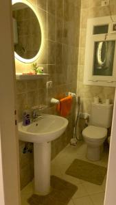 ein Bad mit einem Waschbecken und einem WC in der Unterkunft Executive 2 BedRoom Hotel Apmt Contactless check-in Premium Services and Quality at Madinaty in Madīnat ash Shurūq