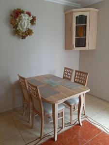 einen Esstisch und Stühle in der Küche in der Unterkunft Apartament Marlena in Sopot